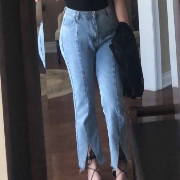 CUTE LIGHT WASH DENIM WITH SLITS AT THE BOTTOM. Size 10/medium - Picture 2 of 3